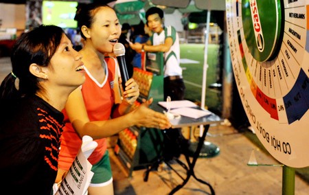 Football fans play World Cup related games before the start of a match at the Youth Cultural House. (Photo:SGGP) Football fans play World Cup related games before the start of a match at the Youth Cultural House. (Photo:SGGP)